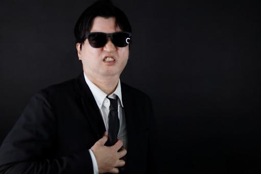 胸痛を訴えるスーツ男性 胸痛を訴えるスーツ男性 男性,スーツ,ネクタイの写真素材