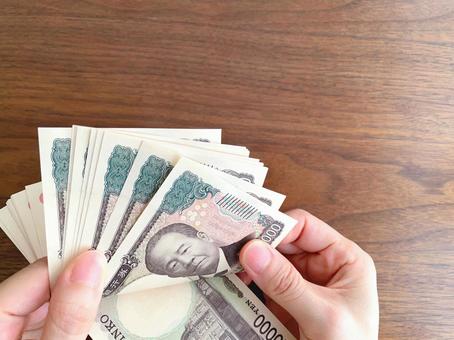 Close-up of a woman's hands counting banknotes, JPG Close-up of a woman's hands counting banknotes, JPG
