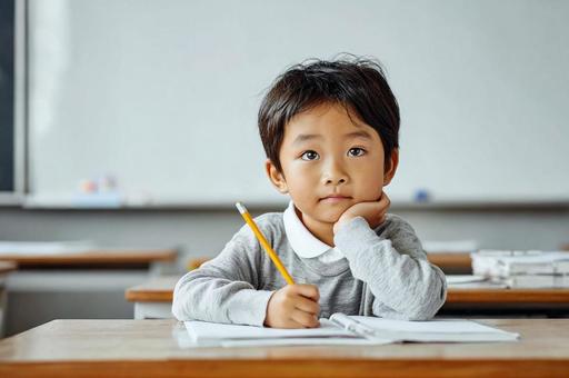 授業を受ける子供 塾 学校 男の子 授業を受ける子供 塾 学校 男の子の写真
