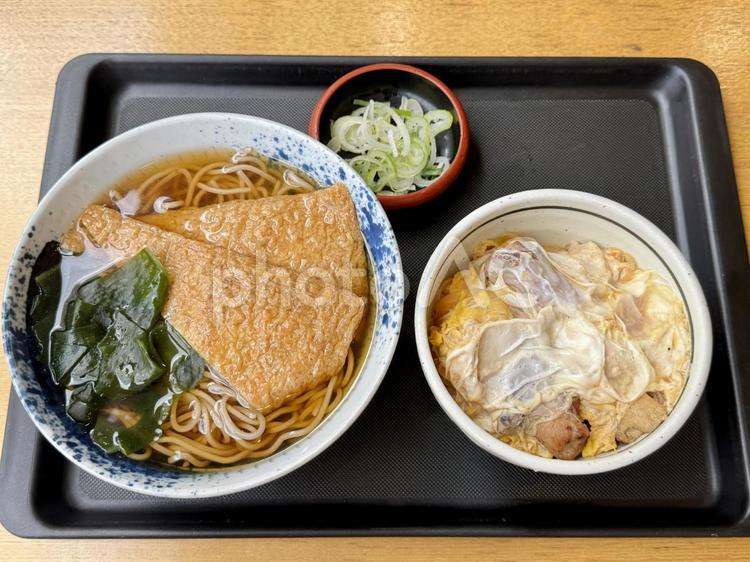 温かいきつねそばとミニ親子丼のセット きつねそば,ソバ,そばの写真素材