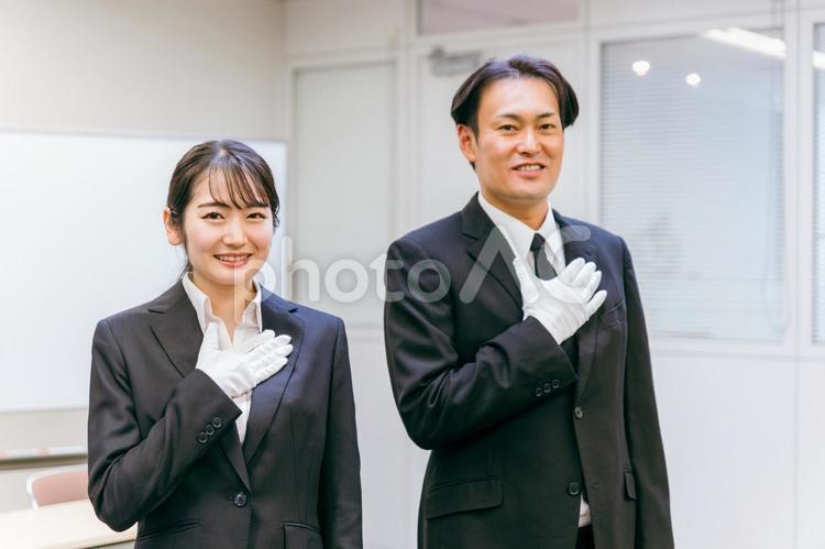 白手袋をつけたスーツ姿の男女 鑑定士,質屋,白手袋の写真素材