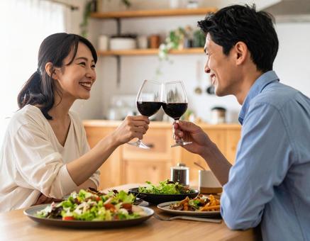 晩酌を楽しむ仲良し夫婦 晩酌を楽しむ仲良し夫婦の写真
