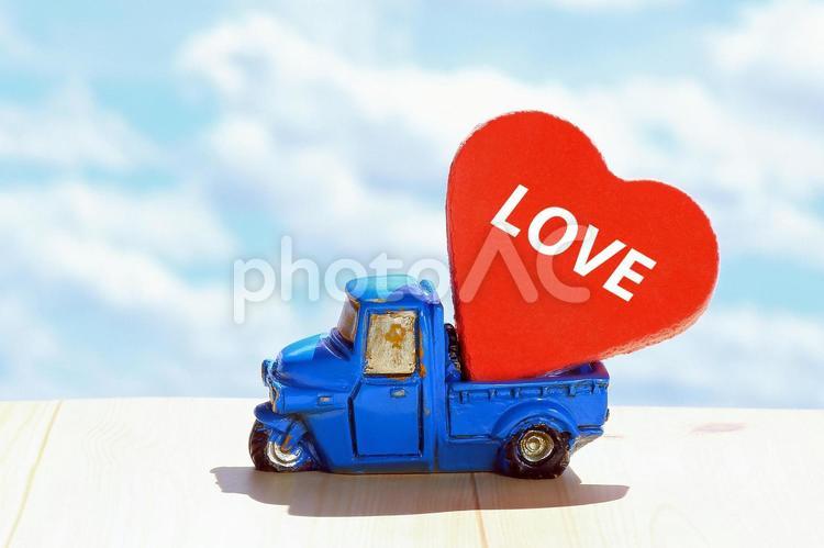 ラブハートを運ぶ車　イメージ素材 ハート,ラブ,愛の写真素材