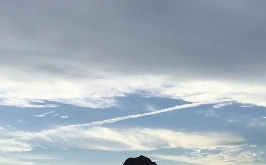 曇り空 空,雲,山の写真素材