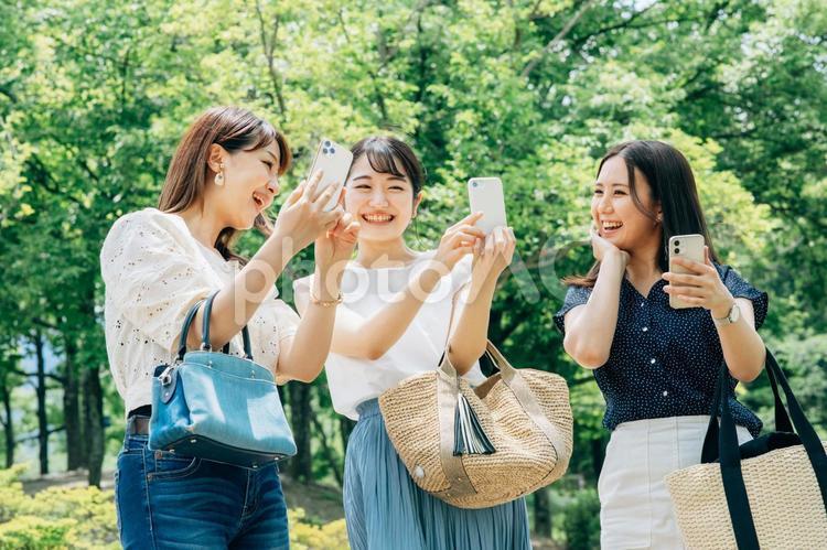 スマホで撮影する女性たち スマホ,旅行,スマートフォンの写真素材