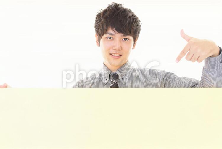 ホワイトボードを持つ笑顔の男性 男性,ビジネスマン,男の写真素材