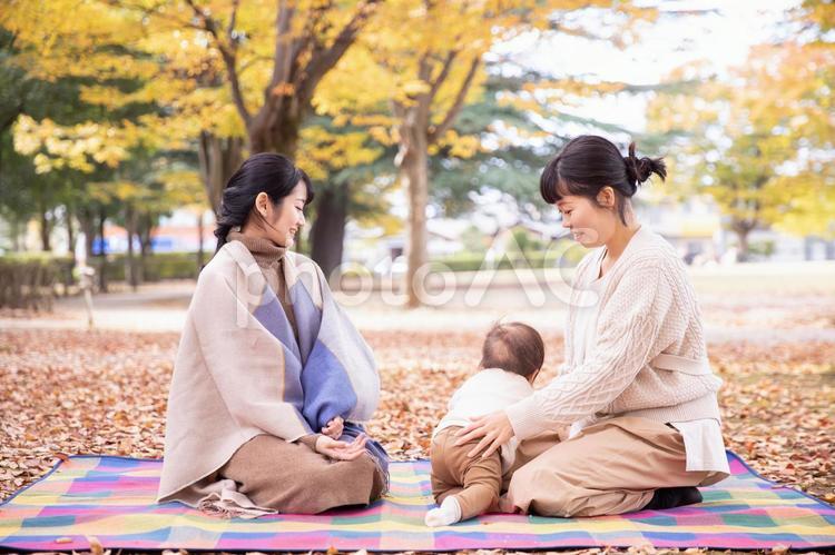 公園でママ友と話す女性 ママ友,話す,主婦の写真素材