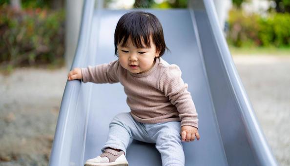 公園の遊具で遊ぶ日本人子供・幼児・滑り台 公園の遊具で遊ぶ日本人子供・幼児・滑り台の写真