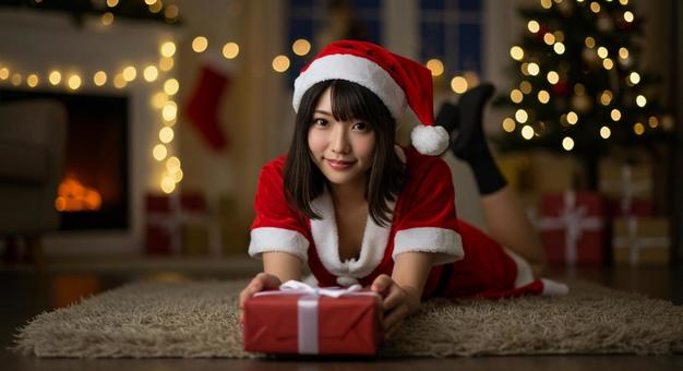 クリスマスプレゼントを渡す女性の写真