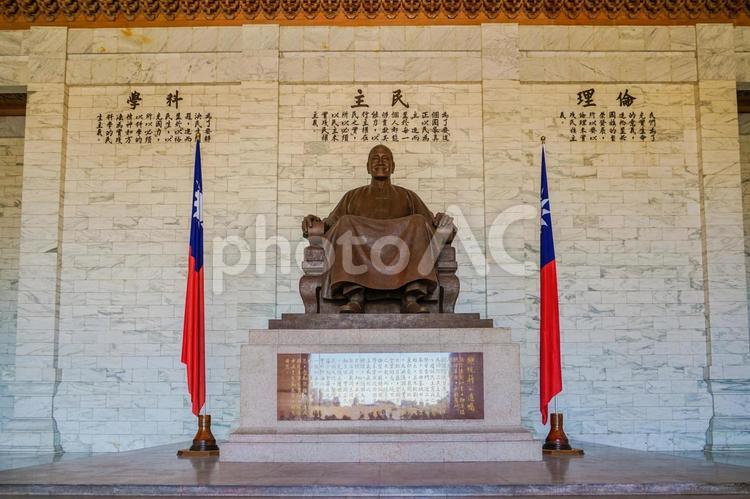 中正紀念堂の荘厳な内部 中正紀念堂,台湾,蒋介石の銅像の写真素材