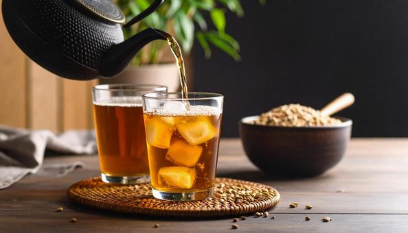 麦茶をグラスにそそぐ 麦茶をグラスにそそぐの写真