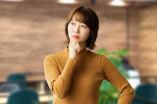 考えごとをする女性・ビジネスウーマン 女性,考える,悩むの写真素材