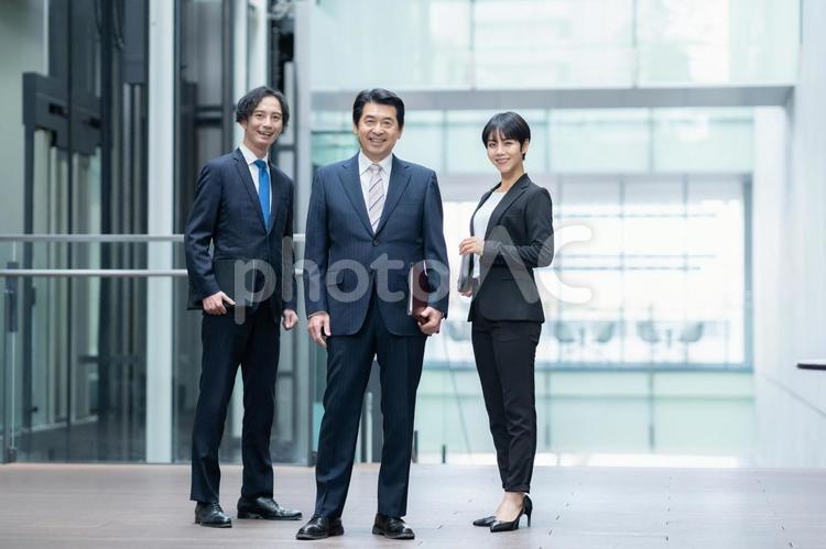 オフィスで打ち合わせをするビジネスマン ビジネス,会議,ビジネスマンの写真素材