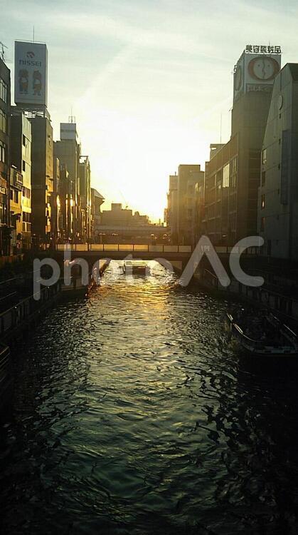 ビルの間を行く船 船,大阪,難波の写真素材