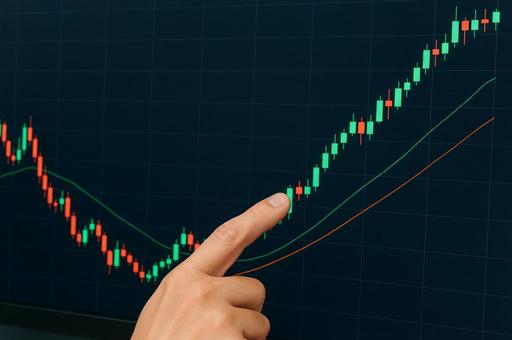 株価チャートを指さしている手元 株価チャートを指さしている手元の写真