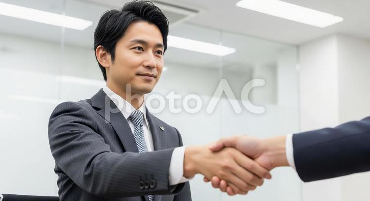 ビジネス握手：男性社員の契約と信頼 ビジネス,握手,信頼の写真素材
