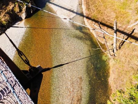 吊り橋から下を見る 塩原温泉,川,高所の写真素材