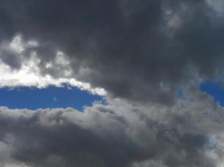曇空のイメージ_56(不安定な空模様)の写真