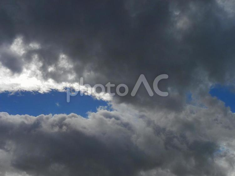 曇空のイメージ_56(不安定な空模様) 雲,空,曇りの写真素材