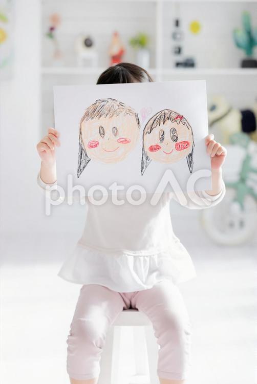 パパとママの似顔絵を描く女の子 女の子,お絵描き,子供の写真素材