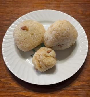 あきたこまちおでん炊き込みご飯のおにぎり 昼食,あきたこまち,おでんの写真素材