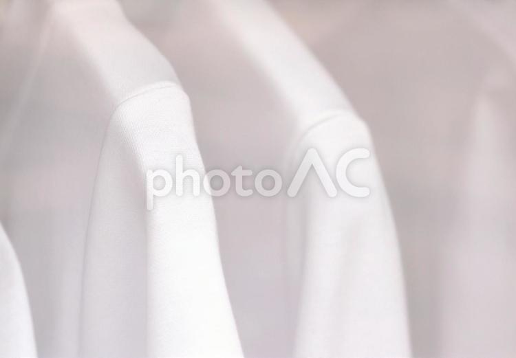 白い服のクローゼット白黒モノクロお洒落な ファッション,衣服,清潔の写真素材