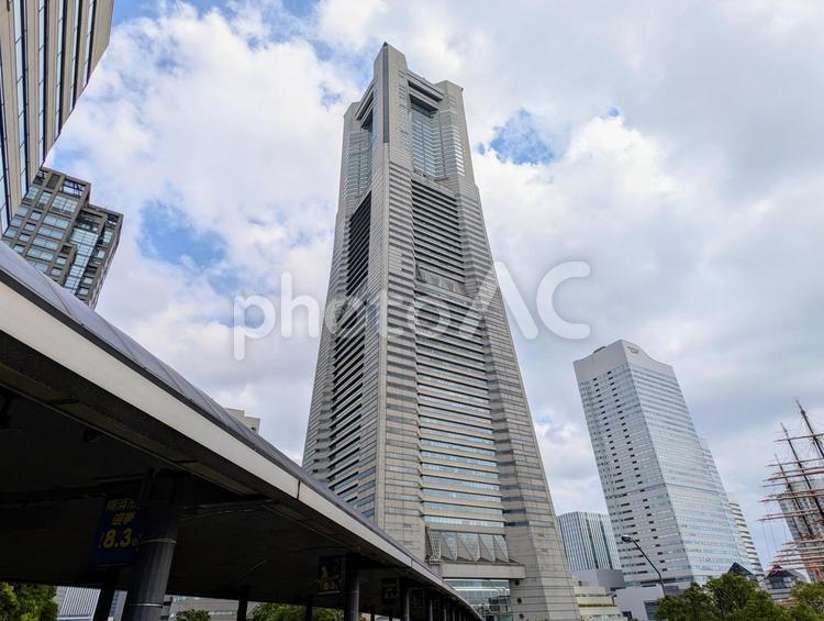 横浜ランドマークタワーと周辺ビル 横浜,ランドマークタワー,ビルの写真素材