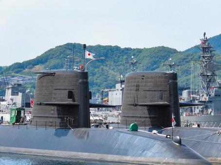 基地に停泊中の海上自衛隊潜水艦のブリッジ 基地に停泊中の海上自衛隊潜水艦のブリッジ 海上自衛隊,自衛隊,潜水艦の写真素材