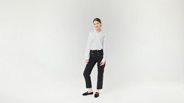微笑みカメラ目線でポーズして立つ女性 微笑みカメラ目線でポーズして立つ女性の写真