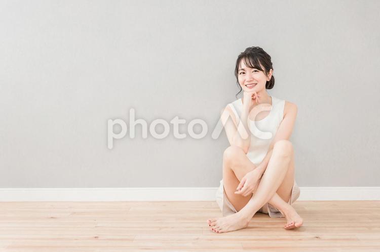 床に座って頬杖をつく美人のアジア人女性 美容,女性,ダイエットの写真素材