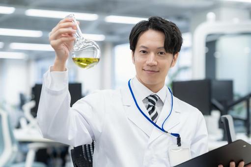 実験をする白衣の若い男性研究者 研究,実験,サイエンスの写真素材