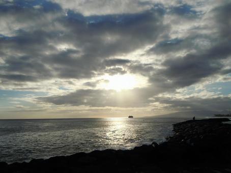 夕方の空と海と船(ハワイ) 夕方の空と海と船(ハワイ) 夕方,空,海の写真素材