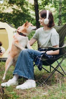 椅子に座り犬を見守る女性 女性,外国人,犬の写真素材