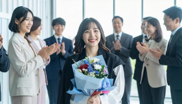 祝福され退職する女性社員 祝福され退職する女性社員の写真
