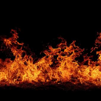 暗闇に燃え上がる炎 暗闇に燃え上がる炎の写真