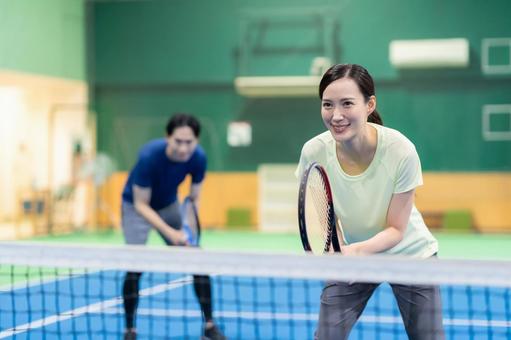 スポーツジムでテニスをする若い男女 テニス,テニススクール,スポーツジムの写真素材