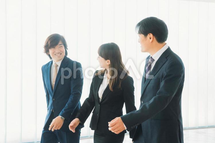スーツの会社員（歩く） ビジネス,ビジネスマン,スーツの写真素材