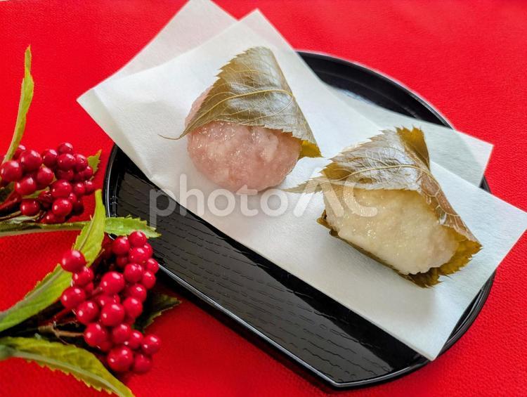 桜餅（和菓子）背景赤色＆南天 桜餅,和菓子,和風の写真素材