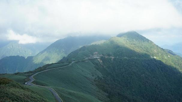 山岳ドライブと雲の稜線 山岳ドライブと雲の稜線の写真