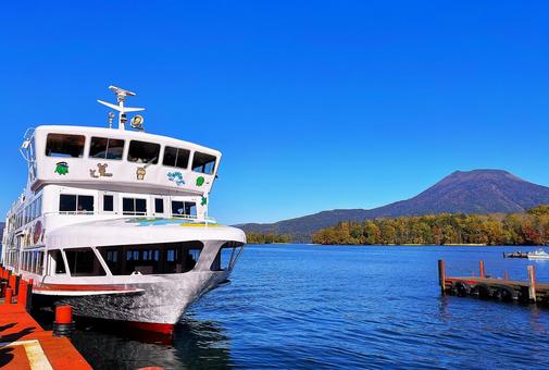 紅葉の阿寒湖  観光船 湖,阿寒湖,湖面の写真素材