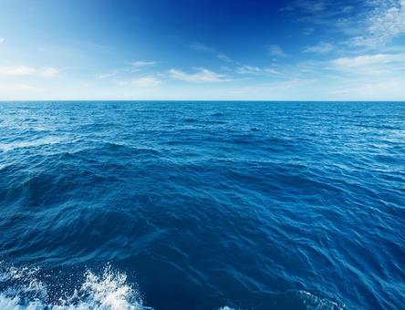 マリンブルーの海と青空 マリンブルーの海と青空の写真