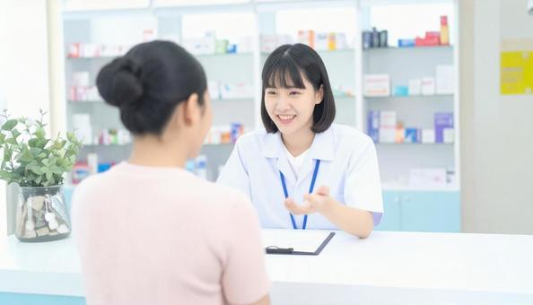笑顔で働く薬剤師 笑顔で働く薬剤師の写真