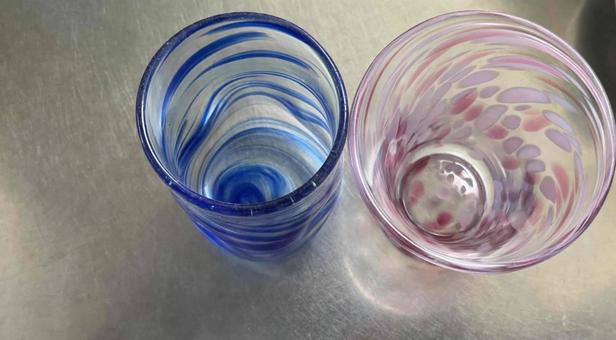 青とピンクのコップ 青とピンクのコップの写真