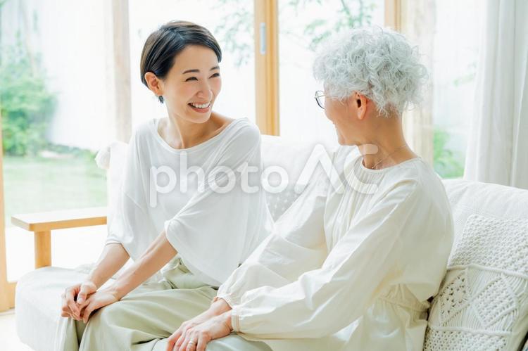 会話をするシニア女性とミドルの女性 親子,母の日,母の写真素材