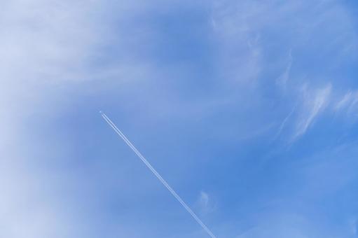 青空と飛行機雲 青空と飛行機雲の写真