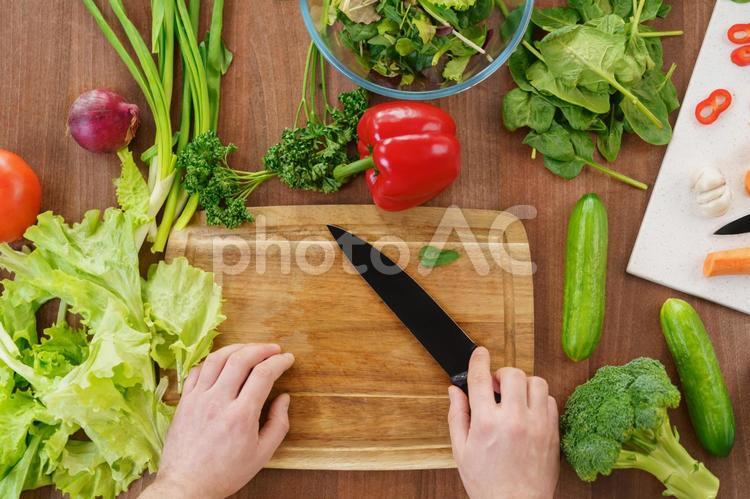 包丁を持っている人の手元 手元,人物,野菜の写真素材