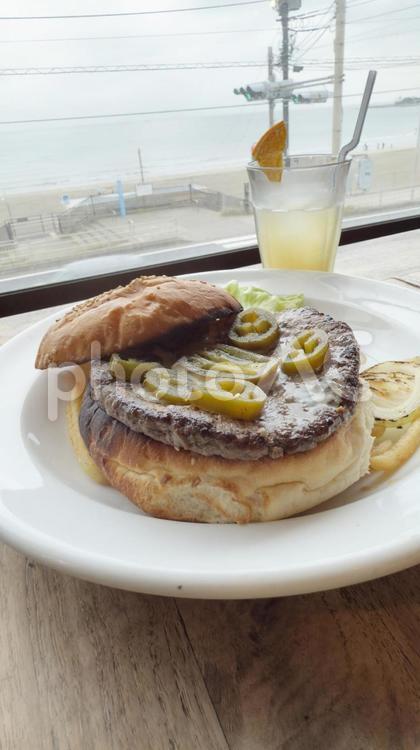海沿い鎌倉のテラスで食べたハンバーガー  ハンバーガー,カフェ,テラスの写真素材