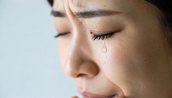 泣き顔の日本人の女性 泣き顔の日本人の女性の写真