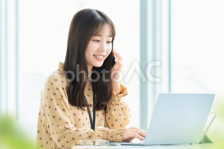スマホで話す笑顔の女性・ビジネスウーマン 女性,スマホ,スマートフォンの写真素材