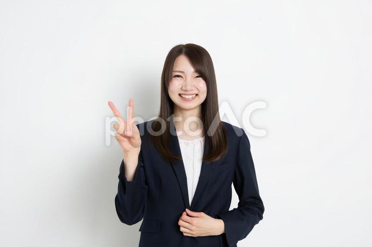 笑顔で指を２本立てているビジネスウーマン ビジネス,女性,スーツの写真素材